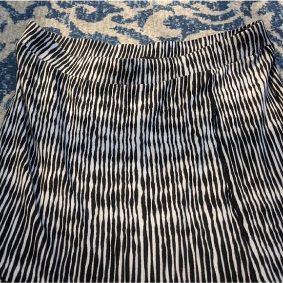 Dunia asymmetrical skirt size small black and white lines throughout - Picture 2 of 7